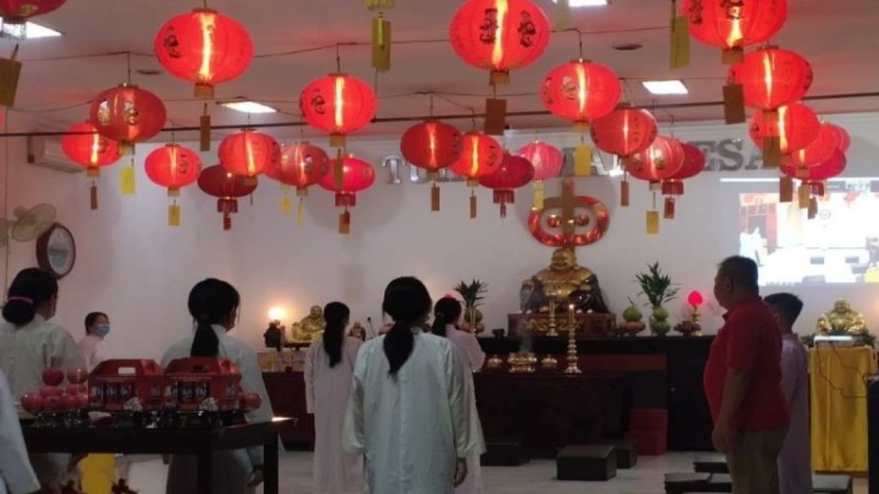 Suasana Imlek 2023 d Kota Kendari, Sulawesi Tenggara, Sabtu malam (21/1/2023). ANTARA/Harianto