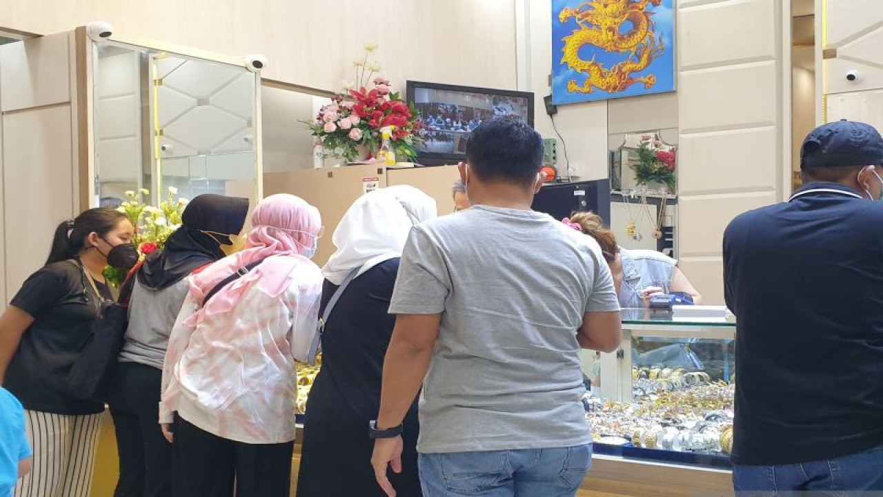 Suasana pembeli cukup ramai di toko emas di mal PTC Palembang. (ANTARA/Yudi Abdullah/23)
