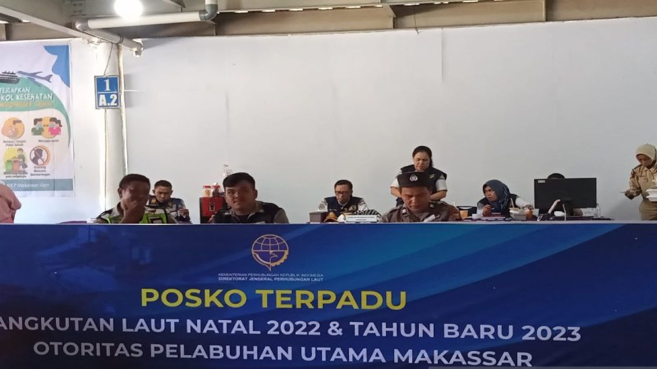 Suasana posko terpadu yang melibatkan lintas institusi di Pelabuhan Makassar, Sulsel, Senin (2/1/2023). FOTO ANTARA/ Suriani Mappong