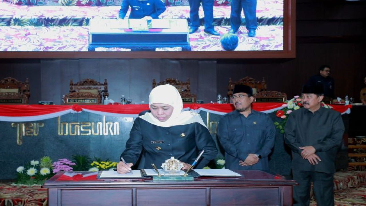 Gubernur Jatim Khofifah Indar Parawansa menandatangani kesepakatan substansi RTRW 2023-2043 di Gedung DPRD Jatim, Surabaya, Senin(30/1/2023). (ANTARA/HO-Biro Adpim Jatim)