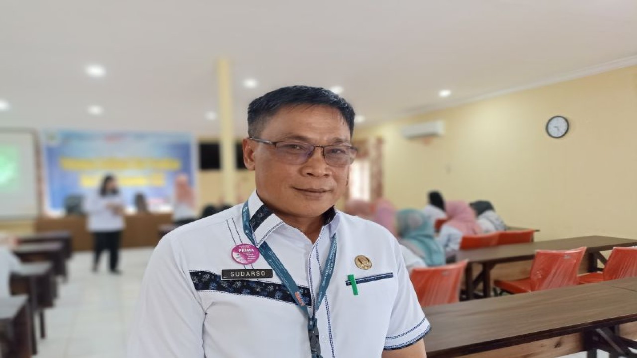 Kepala Dinas Kesehatan, Pengendalian Penduduk dan Keluarga Berencana Kapuas Hulu Sudarso memberikan arahan pada Pertemuan Konfirmasi data ketersediaan obat per 31 Desember 2022, di Aula Dinas Kesehatan Kapuas Hulu Kalimantan Barat, Rabu (11/1/2023). ANTARA. (Teofilusianto Timotius)