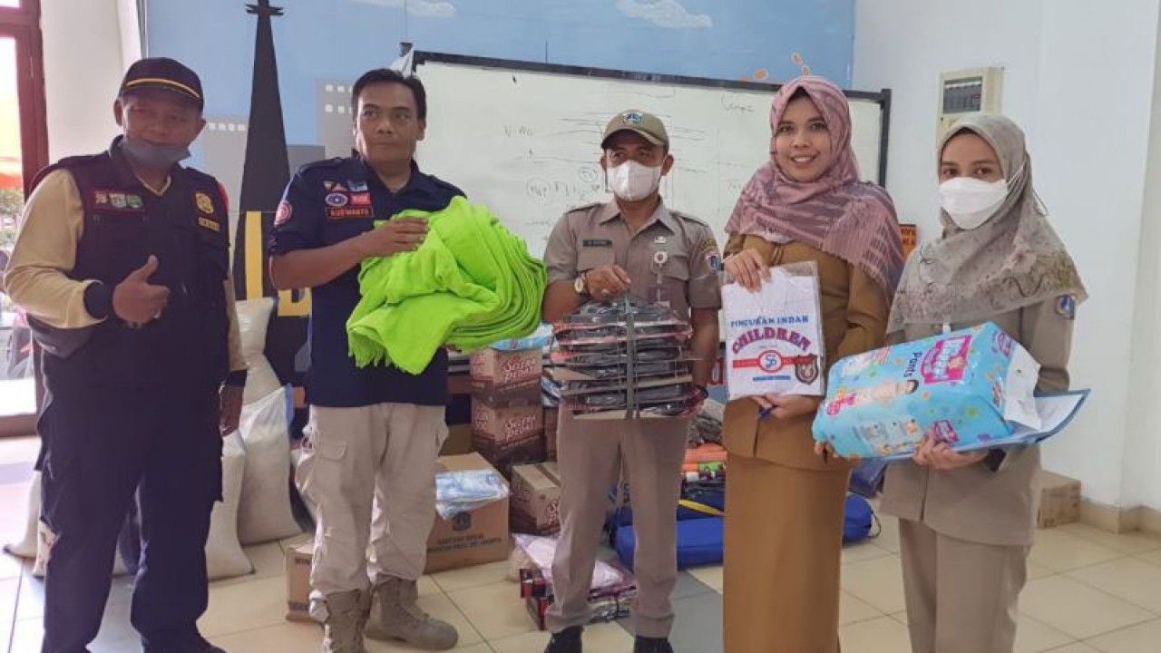 Petugas Suku Dinas (Sudin) Sosial Jakarta Timur saat menyalurkan bantuan untuk warga korban kebakaran di Kelurahan Bidara Cina, Kecamatan Jatinegara, Jakarta Timur, Senin (16/1/2023). ANTARA/HO-Kominfotik Jakarta Timur