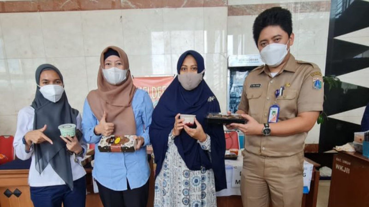 Arsip Foto - Kepala Seksi Pelatihan, Penempatan, Produktivitas dan Transmigrasi pada Suku Dinas Tenaga Kerja, Transmigrasi (Sudin Nakertrans) dan Energi Jakarta Barat, Yasil Farabi (paling kanan) bersama peserta binaan UMKM di lobi Wali Kota Jakarta Barat, Rabu (14/7/2022) (ANTARA/HO-Pemkot Jakarta Barat)