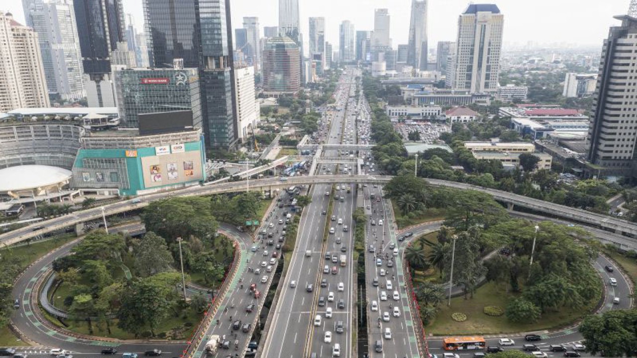 Sejumlah kendaraan bermotor melintas di kawasan Jenderal Sudirman, Jakarta, Senin (9/1/2023). Pemerintah Provinsi DKI Jakarta berencana untuk menerapkan kebijakan jalan berbayar atau Electronic Road Pricing (ERP) di sejumlah ruas jalan Ibu Kota dengan usulan besaran tarif sekitar Rp5.000 hingga Rp19.000 sekali melintas yang bertujuan untuk mengendalikan mobilitas warga DKI Jakarta. ANTARA FOTO/M Risyal Hidayat/tom.