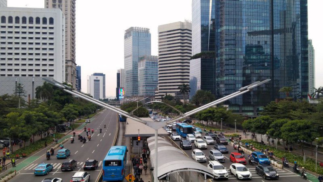 Arsip suasana kepadatan arus lalu lintas di Jalan Sudirman, Jakarta, Kamis (10/3/2022). ANTARA/Dewa Ketut Sudiarta Wiguna