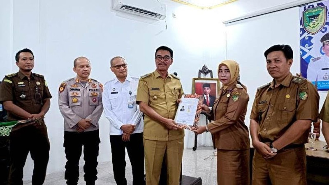 Wakil Bupati Barito Utara Sugianto Panala Putra didampingi unsur FKPD dan Kepala BPKP Kalteng menyerahkan piagam dan lencana Indeks Desa Membangun (IDM) berstatus Desa Mandiri 2022 dari Kementerian Desa, Pembangunan Daerah Tertinggal dan Transmigrasi (Kemendes PDTT), kepada tujuh kepala desa di Muara Teweh, Senin (9/1/2023). ANTARA/Dok. Pribadi