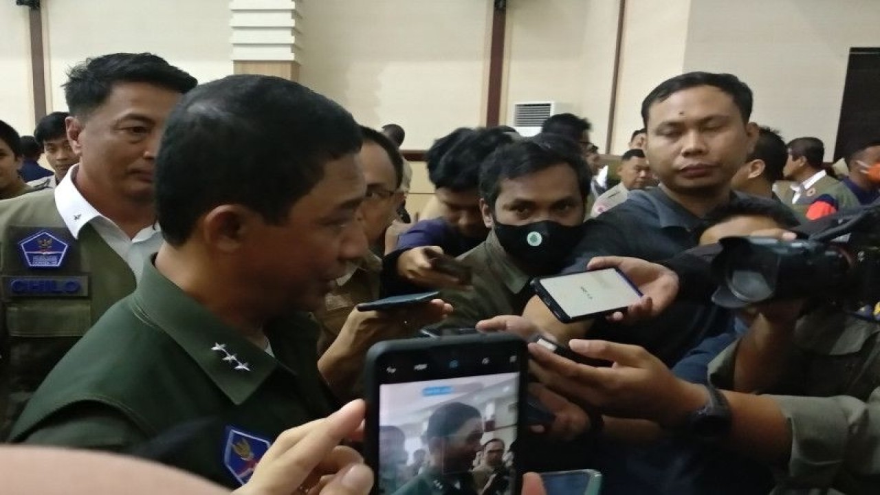 Kepala BNPB Letnan Jenderal TNI Suharyanto memberikan keterangan kepada media di Makassar, Senin,(9/1/2023).ANTARA/Abd Kadir