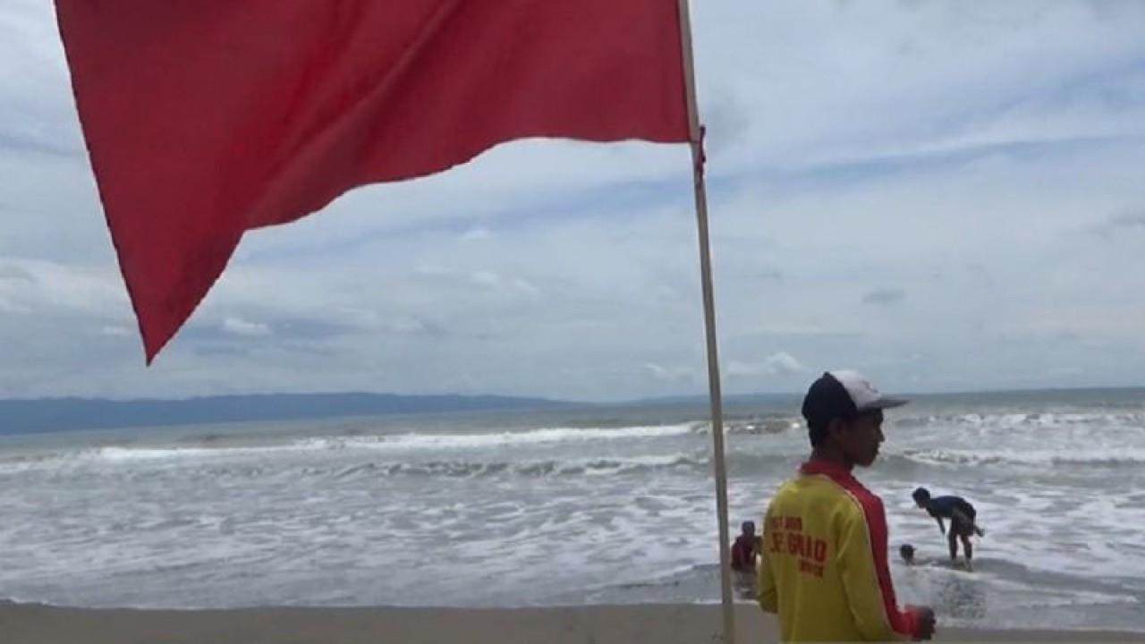 Petugas penjaga pantai saat memantau aktifitas wisatawan di objek wisata pantai selatan Kabupaten Sukabumi, Jawa Barat. Antara/Aditya Rohman