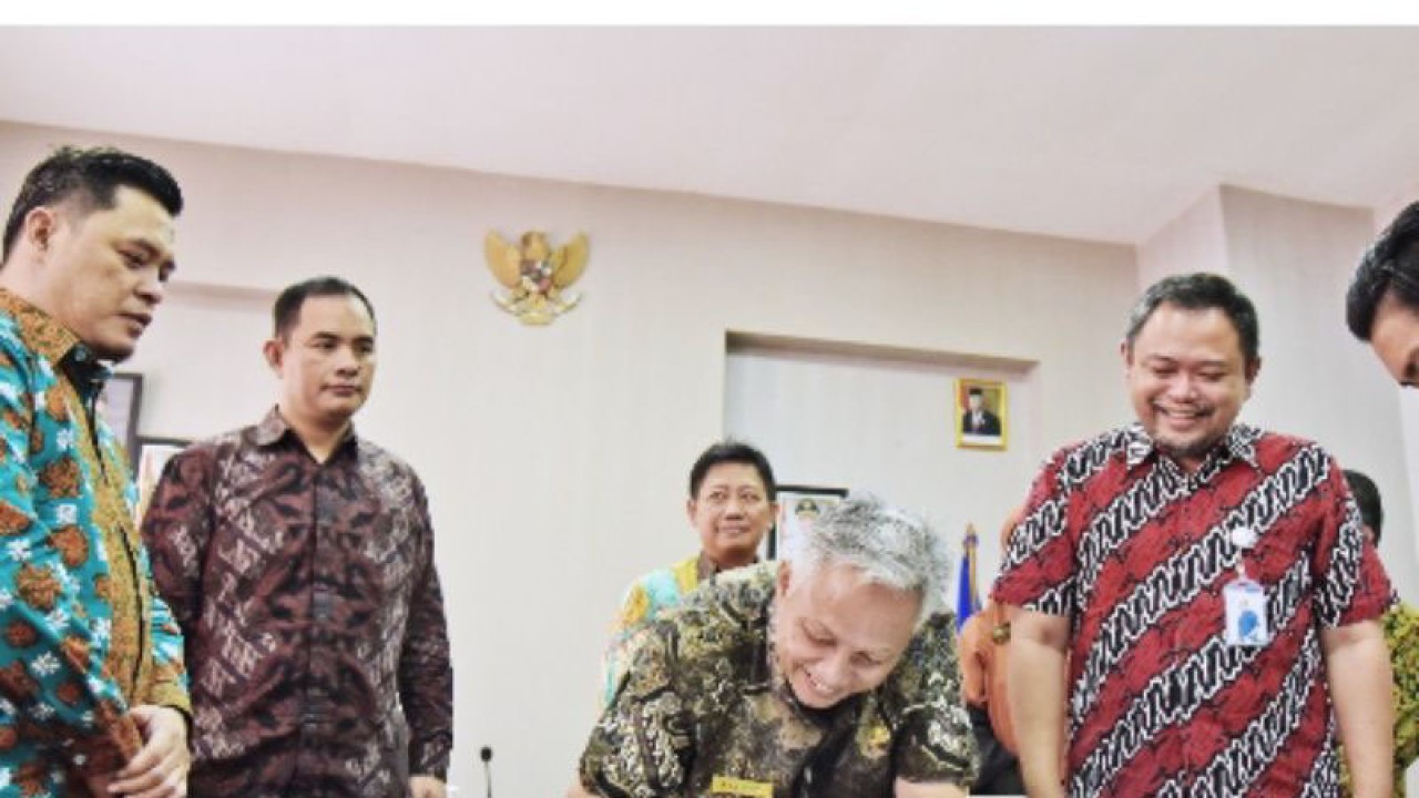 Bupati Bangka Barat Sukirman didampingi Wakil Bupati Bobg Ming Ming (paling kiri) menandatangani perjanjian kerja sama dengan BPJS Kesehatan terkait jaminan berobat gratis bagi seluruh warga Bangka Barat. (ANTARA/HO-Diskominfo Bangka Barat)