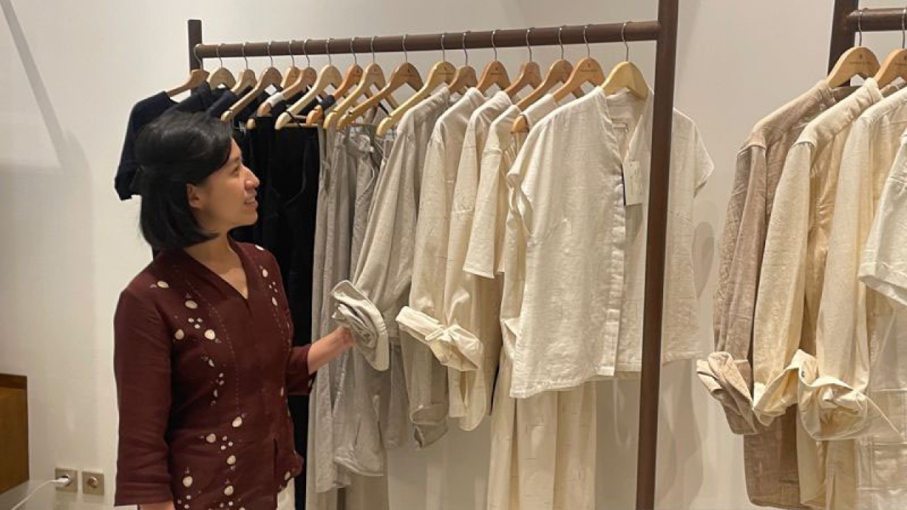 Founder and CEO SukkhaCitta Denica Riadini-Flesch saat dijumpai di toko SukkhaCitta di ASHTA District 8, Jakarta Selatan, Jumat (20/1/2023) (ANTARA/Lifia Mawaddah Putri)