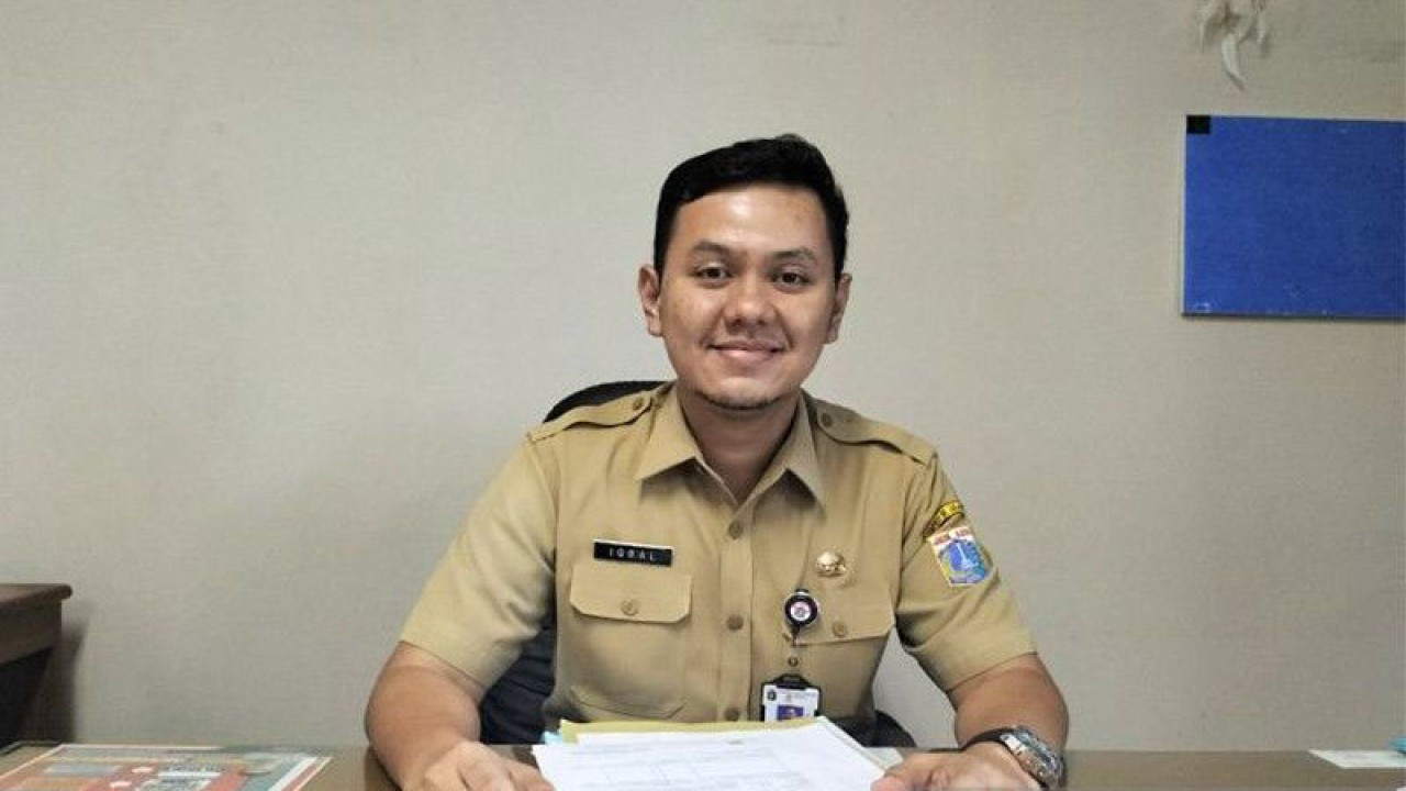 Kepala Suku Dinas Perindustrian Perdagangan Koperasi Usaha Kecil dan Menengah (PPKUMKM) Jakarta Barat, Iqbal Idham Ramid saat ditemui di Jakarta, Senin, (27/6/2022). ANTARA/Walda Marison/aa.