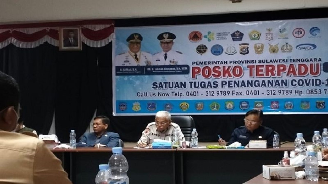 Sekda Provinsi Sultra Asrun Lio (tengah) bersama ketua DPRD Sultra Abdurrahman Saleh (kiri) dan Asistten Tiga Setda Sultra Sukamto Toding (Kanan) pada rapat evaluasi di Kendari. (Foto ANTARA/HO-Kominfo Sultra)