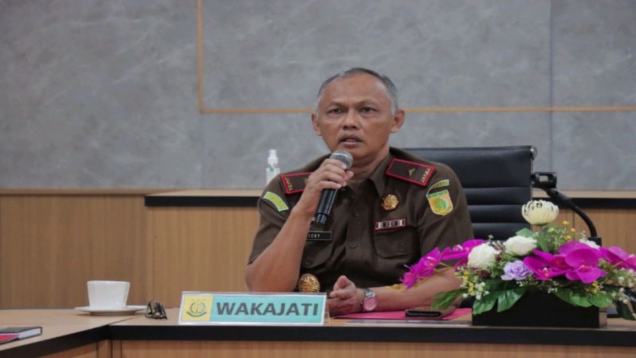 Wakil Kepala Kejaksaan Tinggi Provinsi Sulbar Dicky R Rahardjo pada pemaparan perkara yang diusulkan untuk penghentian penuntutan berdasarkan keadilan restoratif, di Kantor Kejati Sulbar, Kamis (19/1). (ANTARA/HO/Seksi Penkum Kejati Sulbar)