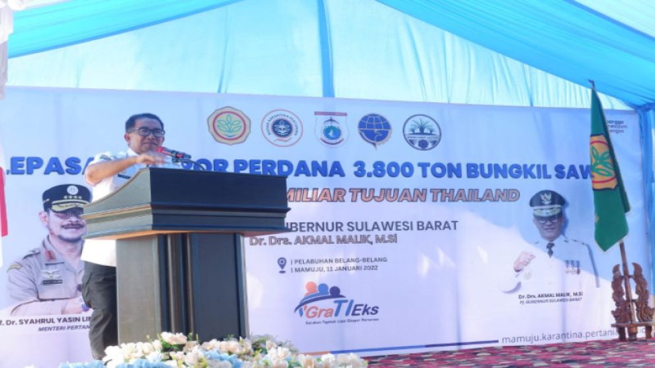 Penjabat Gubernur Sulbar Akmal Malik pada pelepasan ekspor 3.800 tinggal bungkil sawit ke Thailand di Pelabuhan Belang-Belang Kabupaten Mamuju, Rabu (11/1/2023). (ANTARA/HO/Humas Karantina Pertanian Mamuju)