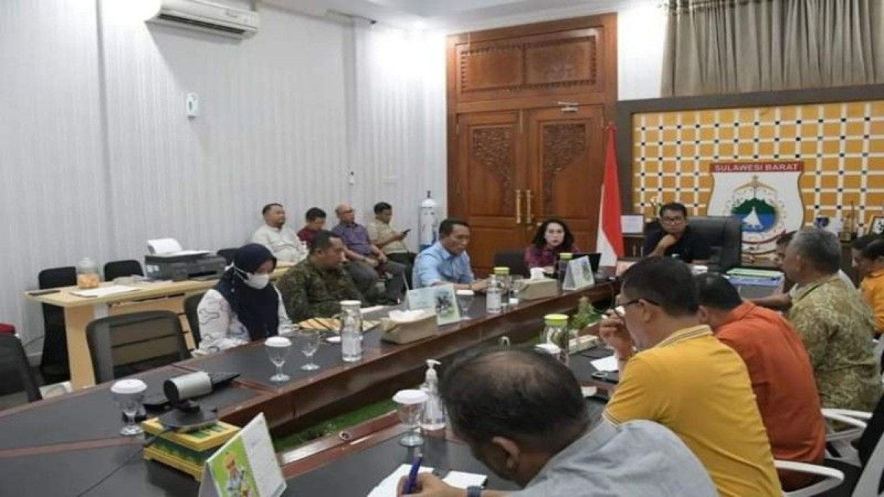 Penjabat Gubernur Sulbar Akmal Malik bersama Persatuan Insinyur Indonesia (PII) membahas pengembangan Pelabuhan Belangbelang di Mamuju yang juga akan dijadikan kawasan pengembangan ekonomi Sulbar, Minggu (22/1/2023). ANTARA Foto/ M Faisal Hanapi