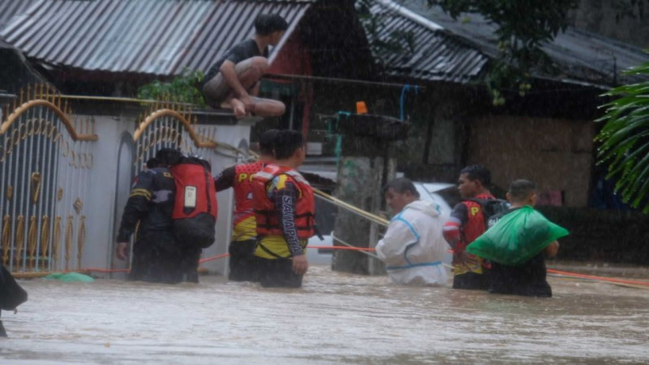 Personel Polda Sulut dalam penanganan banjir di Manado. ANTARA/HO-Humas Polda Sulut (1)