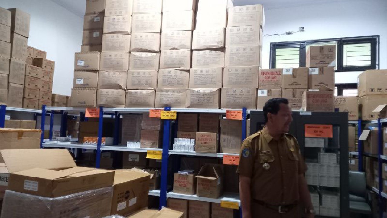 Kepala Seksi Kefarmasian, Alat Kesehatan dan Bidang Pelayanan dan SDK Dinkes Provinsi Bengkulu Sumaryadi saat menunjukkan ketersediaan obat HIV/AIDS. ANTARA/Anggi mayasari