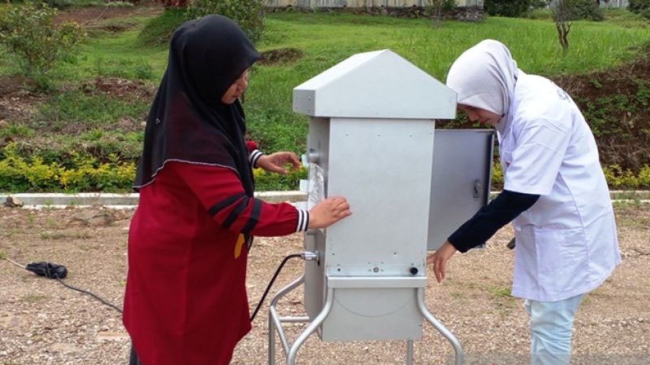 Kepala Bidang Penataan dan Peningkatan Kapasitas Lingkungan Dinas Perumahan, Kawasan Permukiman, Lingkungan Hidup, dan Perhubungan Solok Selatan Erna Wijayanti (kiri) bersama petugas laboratorium lingkungan mengecek pengukur PM2,5 di Balai Benih Induk Bukit Malintang, Kecamatan Sangir, Kabupaten Solok Selatan, Provinsi Sumatera Barat, Sabtu (14/1/2023). (ANTARA/Joko Nugroho)