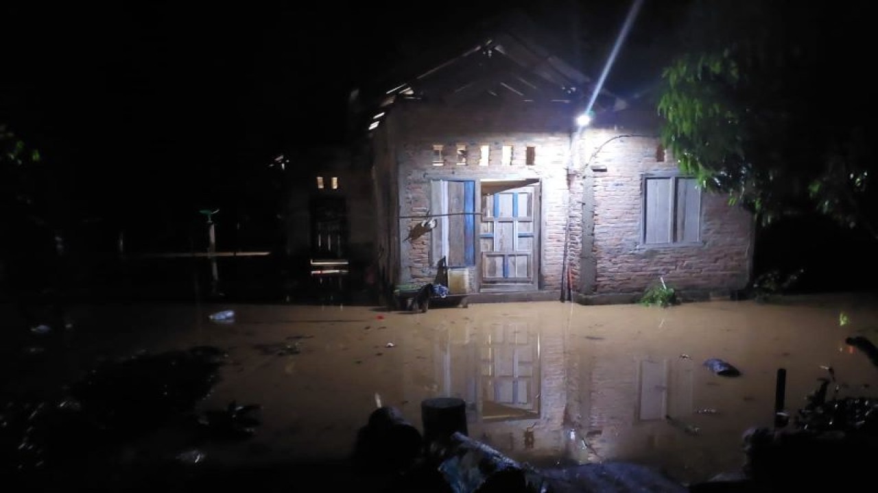 Air meluap sampai perumahan di Ujung Gading dari Sungai Taming Kecamatan Lembah Melintang Pasaman Barat beberapa waktu lalu.