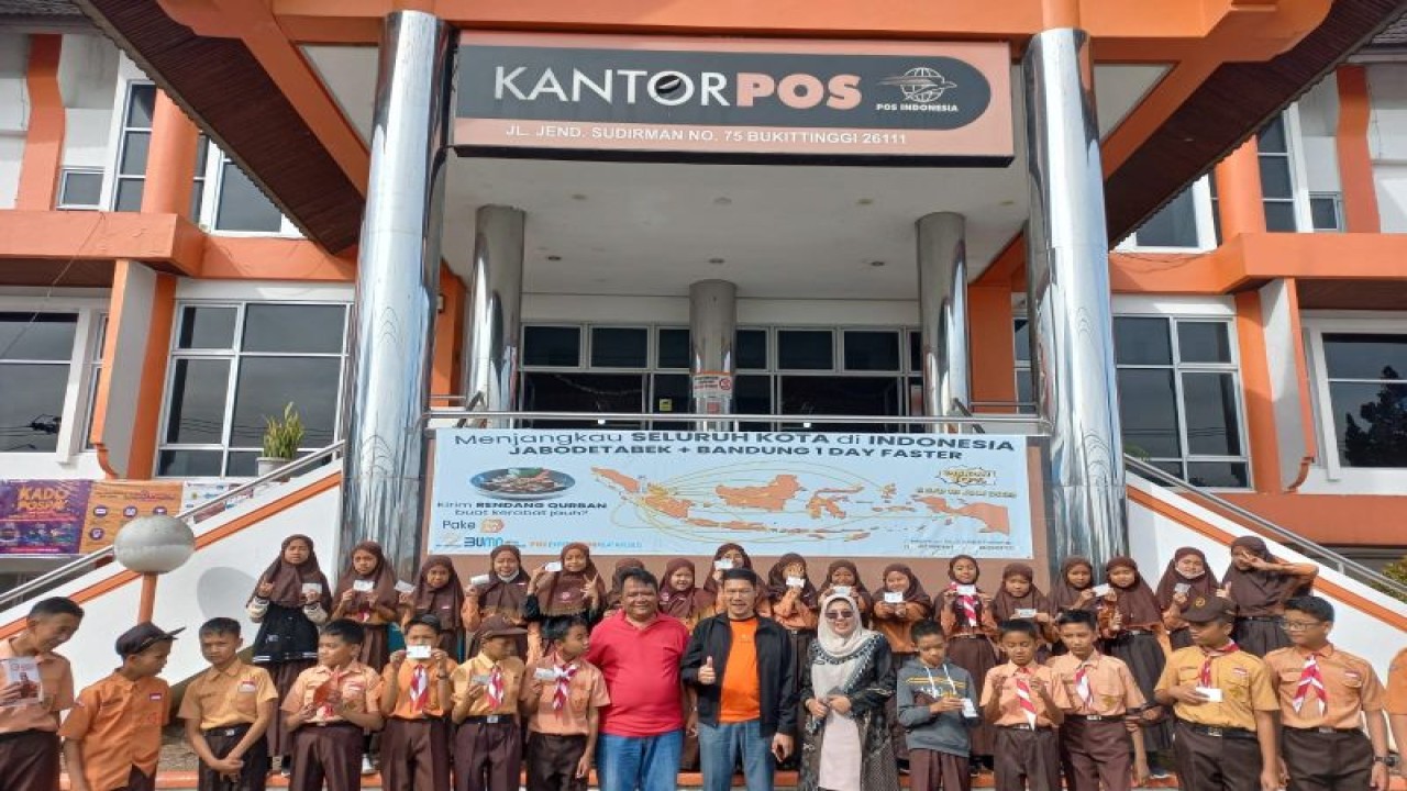 Excecutive Manager Kantor Pos Cabang Bukittinggi, Andesta didampingi Kepala Cabang Pos Biaro, Irvan foto bersama dengan pelajar yang diberikan pengetahuan berkirim surat di Bukittinggi, Sumbar, Sabtu (28/1/2023). FOTO ANTARA/HO-Kantor Pos Bukitttinggi