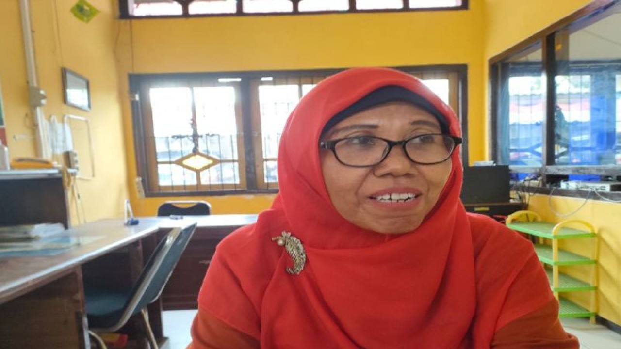 Kabid Pelayanan Pendaftaran pada Dinas Kependudukan dan Catatan Sipil (Dispenduk Capil) Pemkab Sumenep Wahasah. (ANTARA/HO-Kominfo Sumenep)