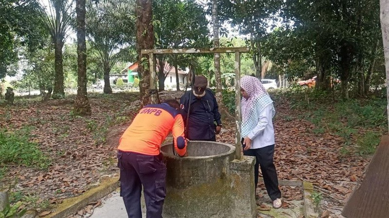 Lurah Kelurahan Baru Yuningtiaswati Pertiwi saat meninjau sumur warga mengalami kekeringan di Kampung Bungur RT 27 Kelurahan Baru Kecamatan Arut Selatan, Kotawaringin Barat, Rabu (18/01/2023). ANTAR/HO-Kelurahan Baru