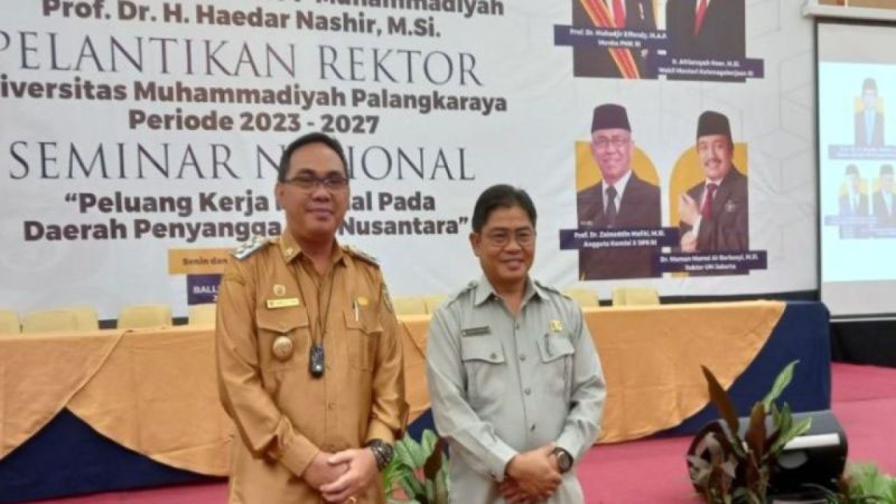 Wakil Bupati Katingan, Sunardi NT. Litang (kiri) dan Wakil Ketua I DPRD Katingan Nanang Suriansyah menghadiri pelantikan Rektor UMPR periode 2023-2027 di Palangka Raya. (ANTARA/Fernando Rajagukguk)