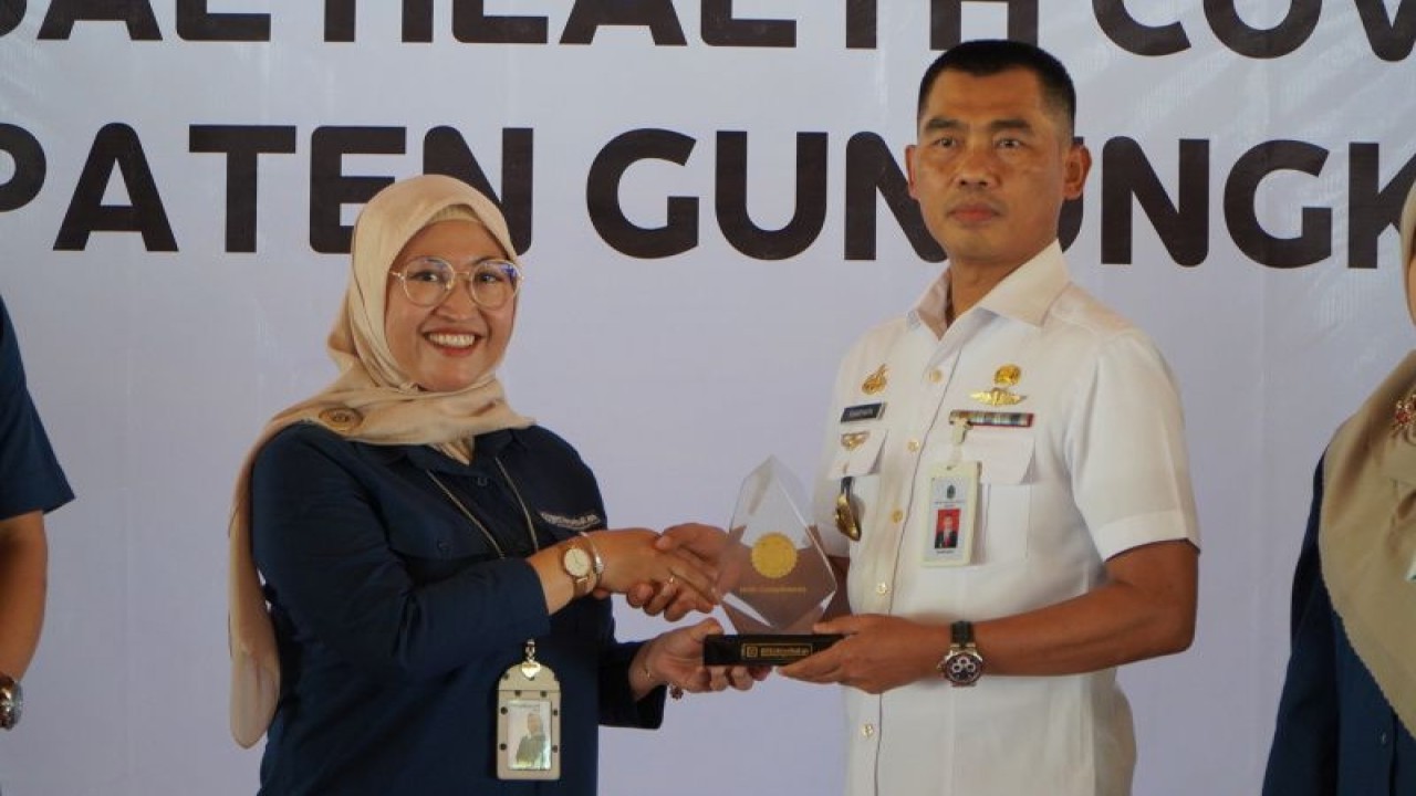Bupati Gunungkidul Sunaryanta mendapat penghargaan karena mempertahankan predikat predikat cakupan semesta jaminan kesehatan. (ANTARA/HO-Humas Pemkab Gunungkidul)