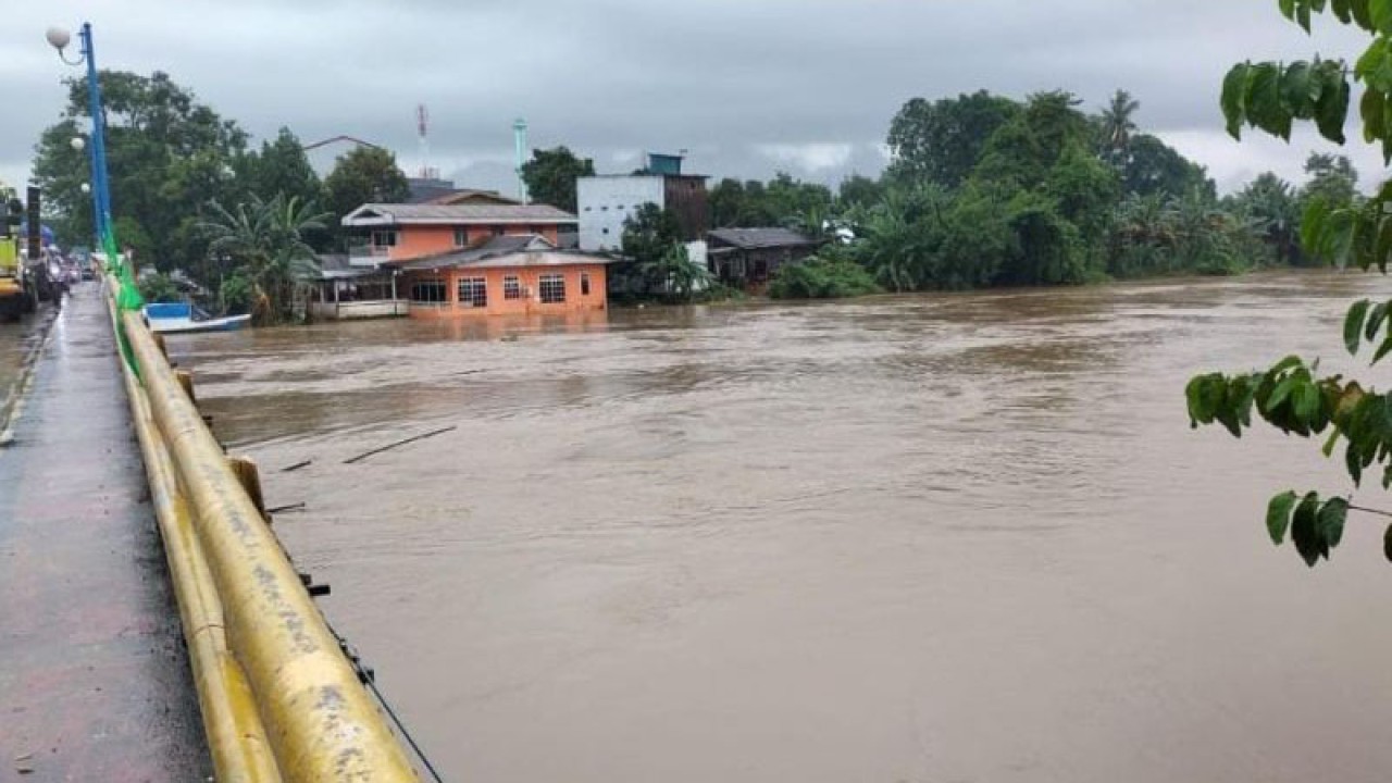 Kondisi air sungai di bawah jembatan Kabupaten Maros yang sudah hampir menyentuh landasan jembatan pada Kamis (5/1/2022). Antara/ Suriani Mappong