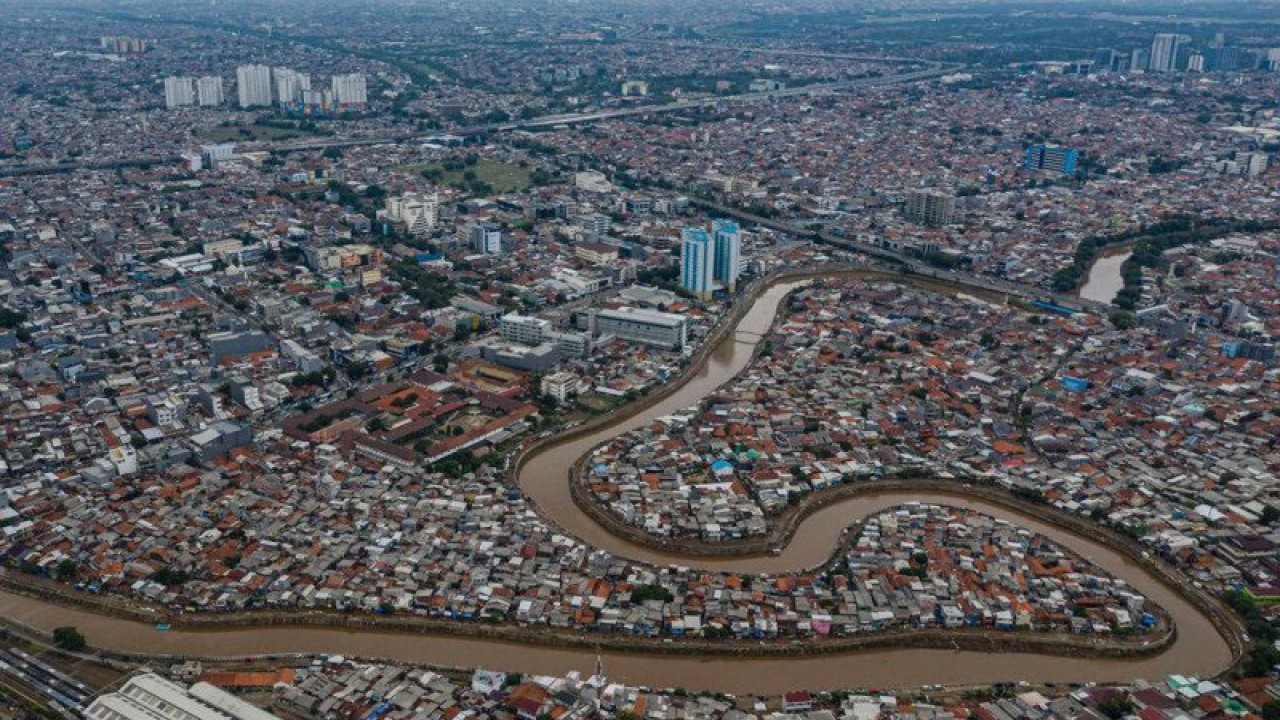Foto udara suasana wilayah bantaran Sungai Ciliwung di kawasan Bukit Diri, Jakarta, Minggu (5/1/2020). (ANTARA FOTO/Muhammad Adimaja/pras.)