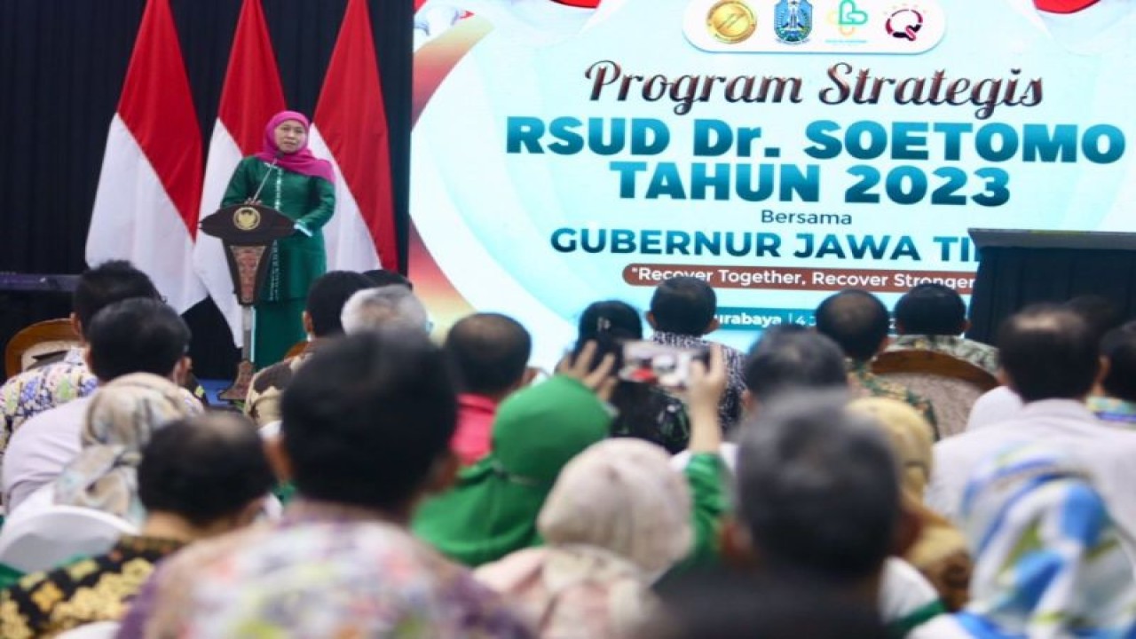 Gubernur Jawa Timur Khofifah Indar Parawansa saat meluncurkan inovasi strategis Rumah Sakit Umum Daerah (RSUD) dr. Soetomo untuk tahun 2023 di Gedung Pusat Pelayanan Jantung Terpadu (PPJT), Surabaya, Rabu (4/1/2023). (ANTARA/HO-Biro Adpim Jatim)