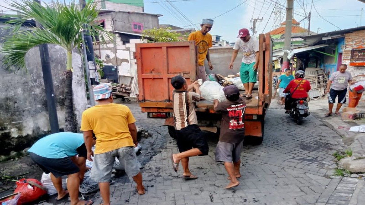 Sejumlah warga sedang bekerja bakti dalam program "Surabaya Bergerak" di perkampungan Kota Surabaya, Minggu (8/1/2022) (ANTARA/HO-Diskominfo Surabaya)