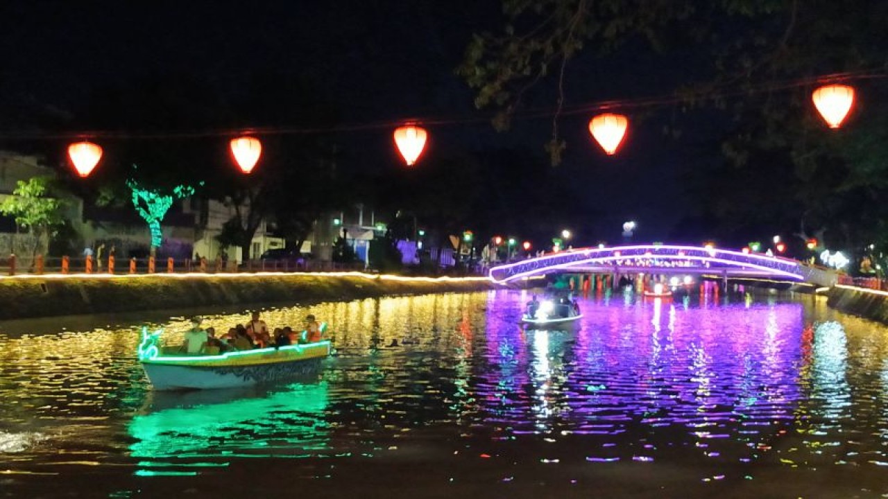 Sejumlah warga menikmati Wisata Air Sungai Kalimas, Kota Surabaya. (ANTARA/HO-Diskominfo Surabaya)