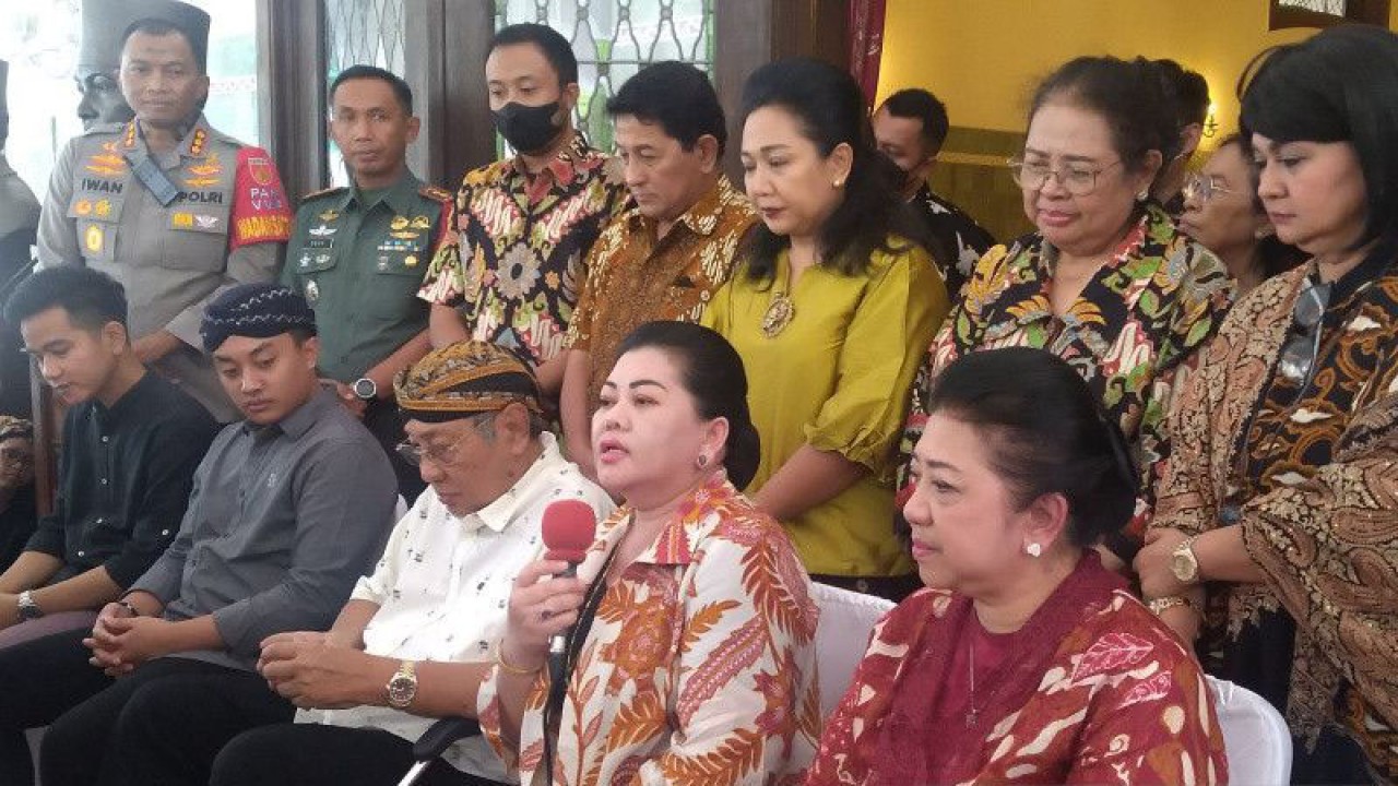 Prameswari Dalem GKR Pakubuwana XIII Hangabehi (duduk dua kanan) memberikan keterangan kepada wartawan di Kota Surakarta, Jawa Tengah, Rabu (4/1/2023). (ANTARA/Aris Wasita)