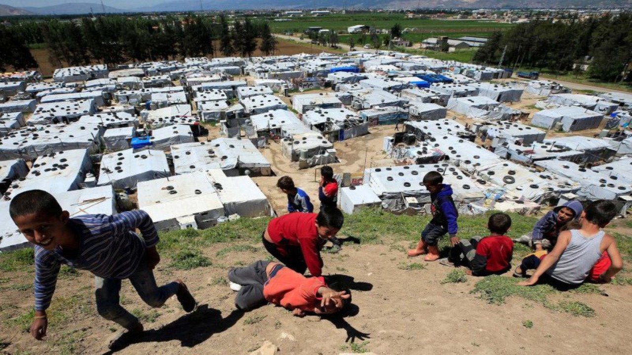 Anak-anak pengungsi Suriah bermain bersama, saat Lebanon memperpanjang masa karantina untuk menekan penyebaran penularan virus corona (COVID-19) di kamp pengungsian Suriah di lembah Bekaa, Lebanon, Kamis (7/5/2020). Gambar diambil 7 Mei 2020. ANTARA FOTO/REUTERS/Ali Hashisho/AWW/djo