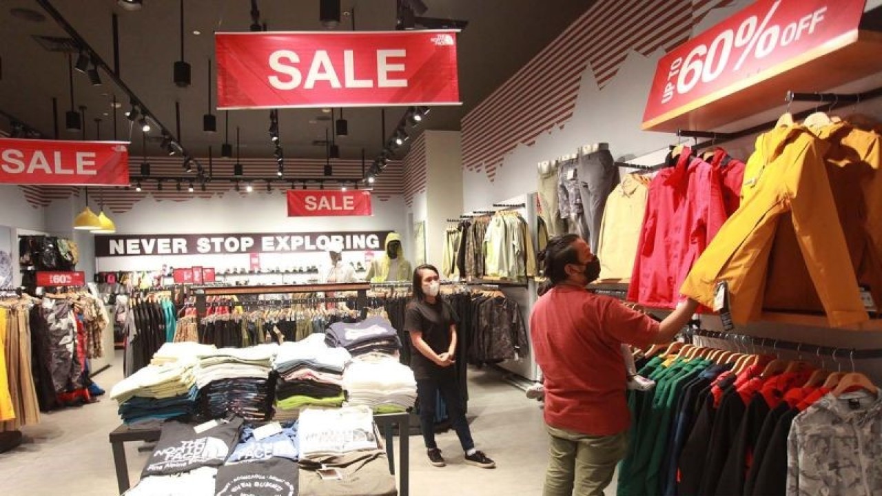 Pengunjung memilih baju yang dijual di Kuningan City Mall, Jakarta, Senin (26/12/2022). Sejumlah pusat perbelanjaan di Jakarta menawarkan diskon atau potongan harga barang hingga 80 persen pada akhir tahun 2022 untuk menarik minat konsumen. ANTARA FOTO/Reno Esnir/aww.