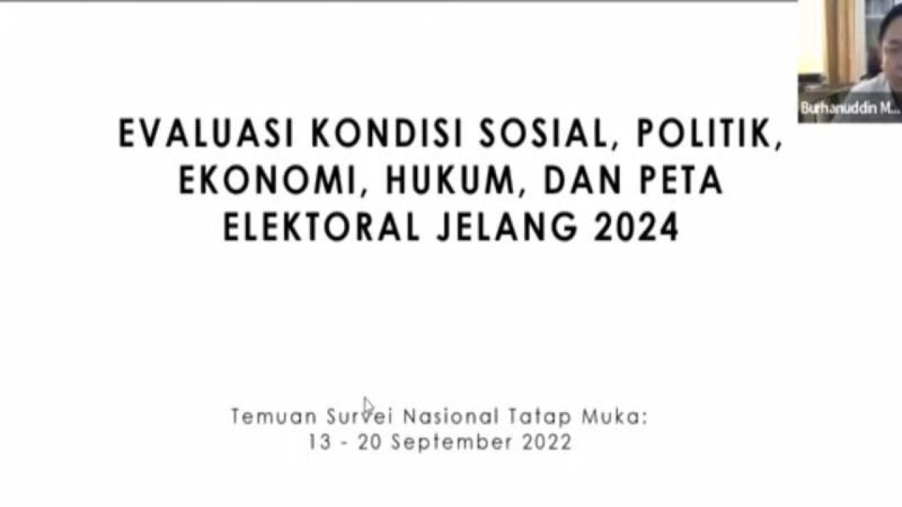 Arsip-Direktur Eksekutif Indikator Politik Indonesia Burhanuddin Muhtadi saat menyampaikan hasil survei secara daring sebagaimana dipantau melalui kanal YouTube Indikator Politik Indonesia di Jakarta, Minggu (2/10/2022). ANTARA/Melalusa Susthira K.