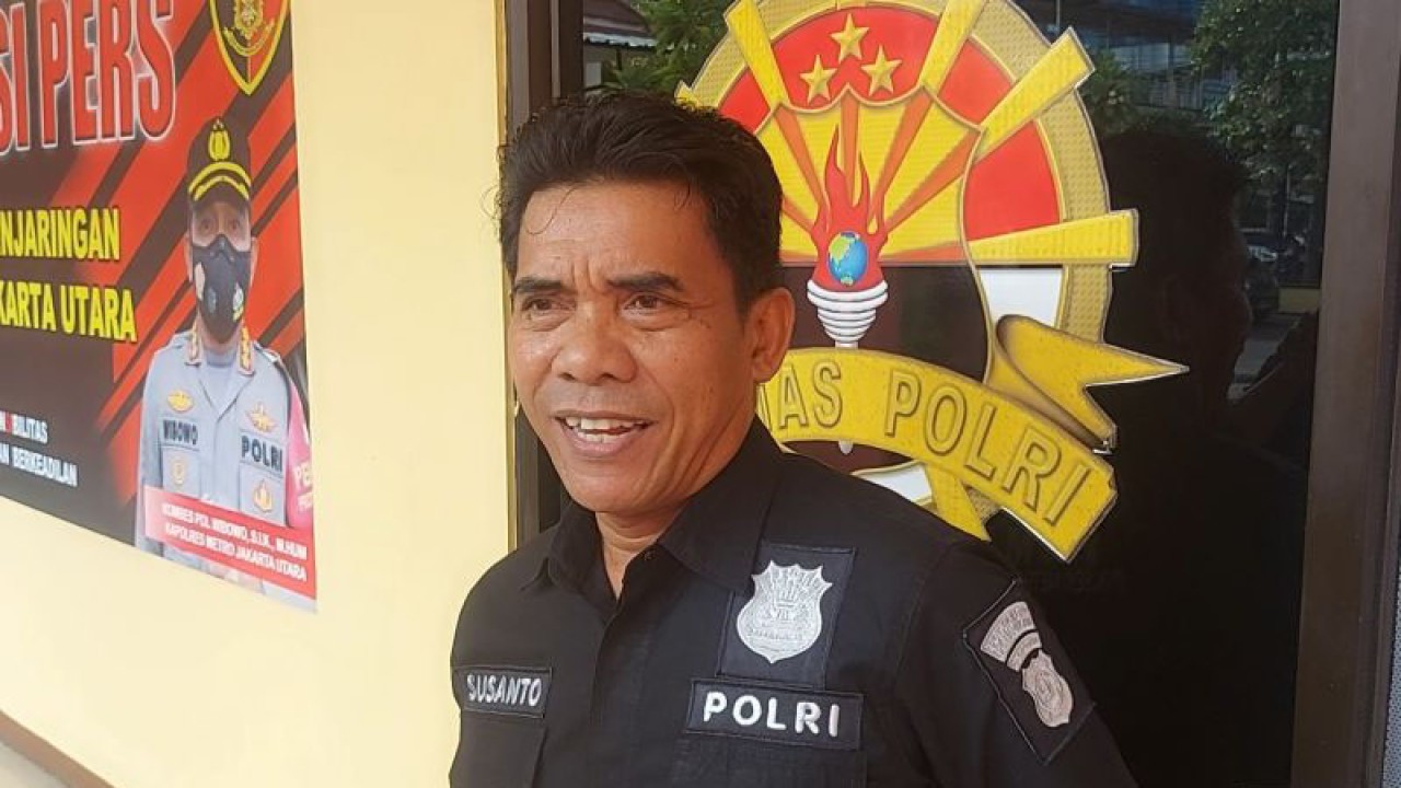 Penjabat sementara Kepala Seksi (Kasi) Humas Polsek Metro Penjaringan Iptu Susanto di Markas Polsek Metro Penjaringan, Jakarta Utara, Kamis (5/1/2023). ANTARA/Abdu Faisal