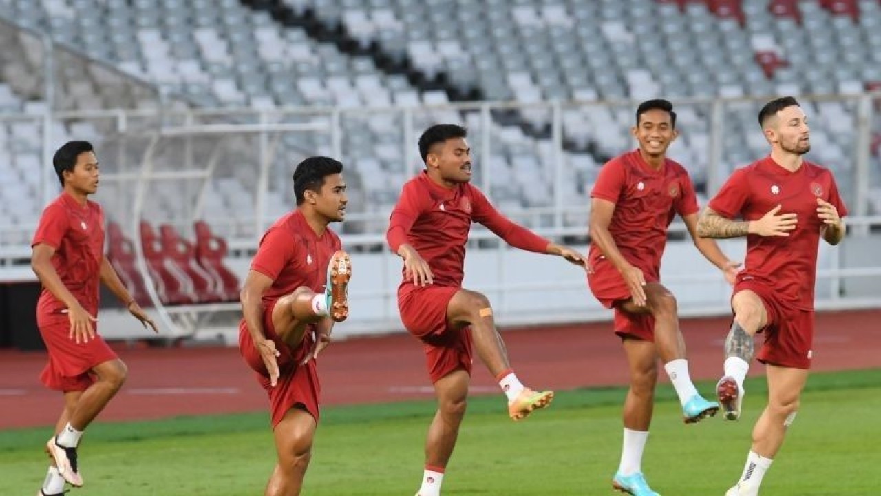 Sejumlah pemain Timnas Indonesia berlatih menjelang laga semifinal Piala AFF 2022 di Stadion Utama Gelora Bung Karno, Jakarta, Kamis (5/1/2023). (ANTARA FOTO/Akbar Nugroho Gumay/foc/pri.)