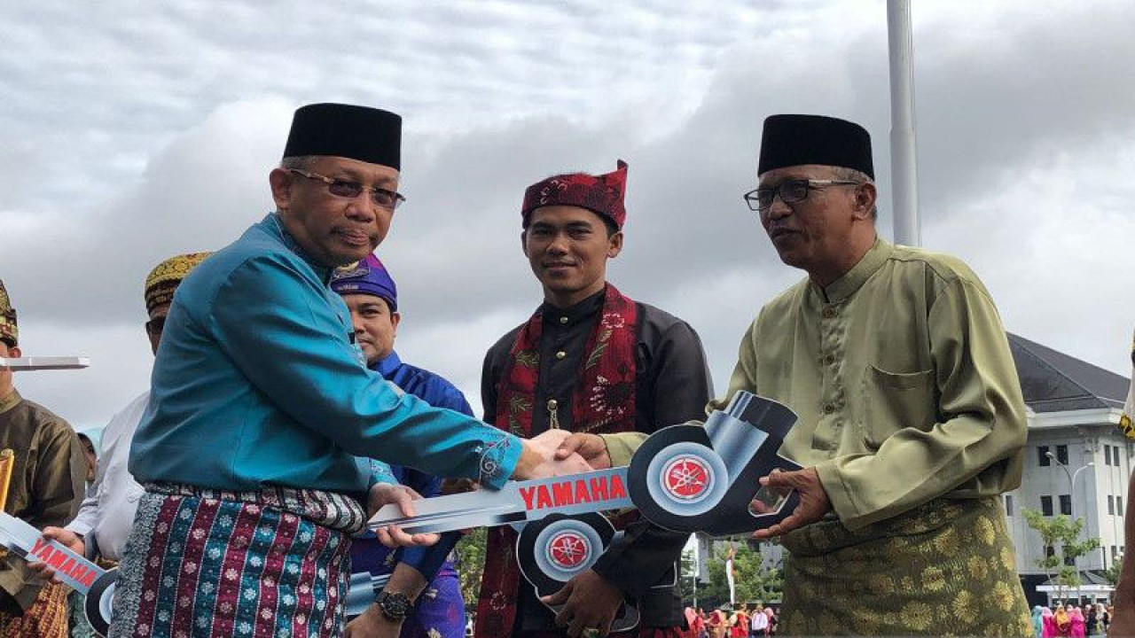 ​​​​​​​Gubernur Kalbar Sutarmidji menyerahkan kunci motor secara simbolis kepada perwakilan kepala desa yang berhasil mencapai desa mandiri, Pemberian motor ini dilakukan pada peringatan HUT ke-66 Pemprov Kalbar. ANTARA/Sucia Lucinda