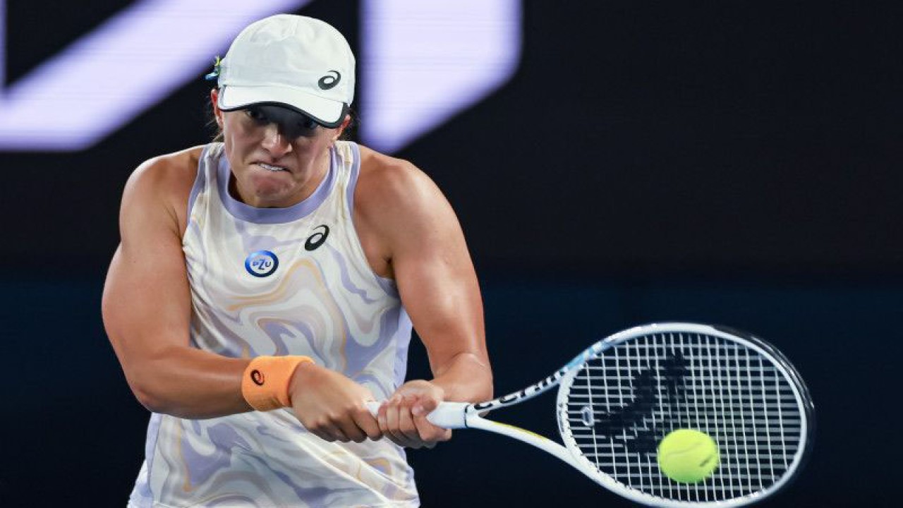 Petenis Polandia Iga Swiatek memukul bola pada pertandingan putaran kedua Australian Open 2023 melawan Camila Ososrio yang dimainkan di Melbourne Park, Melbourne, Rabu (18/1/2023). (ANTARA/Reuters/USA TODAY Sports/Mike Frey)