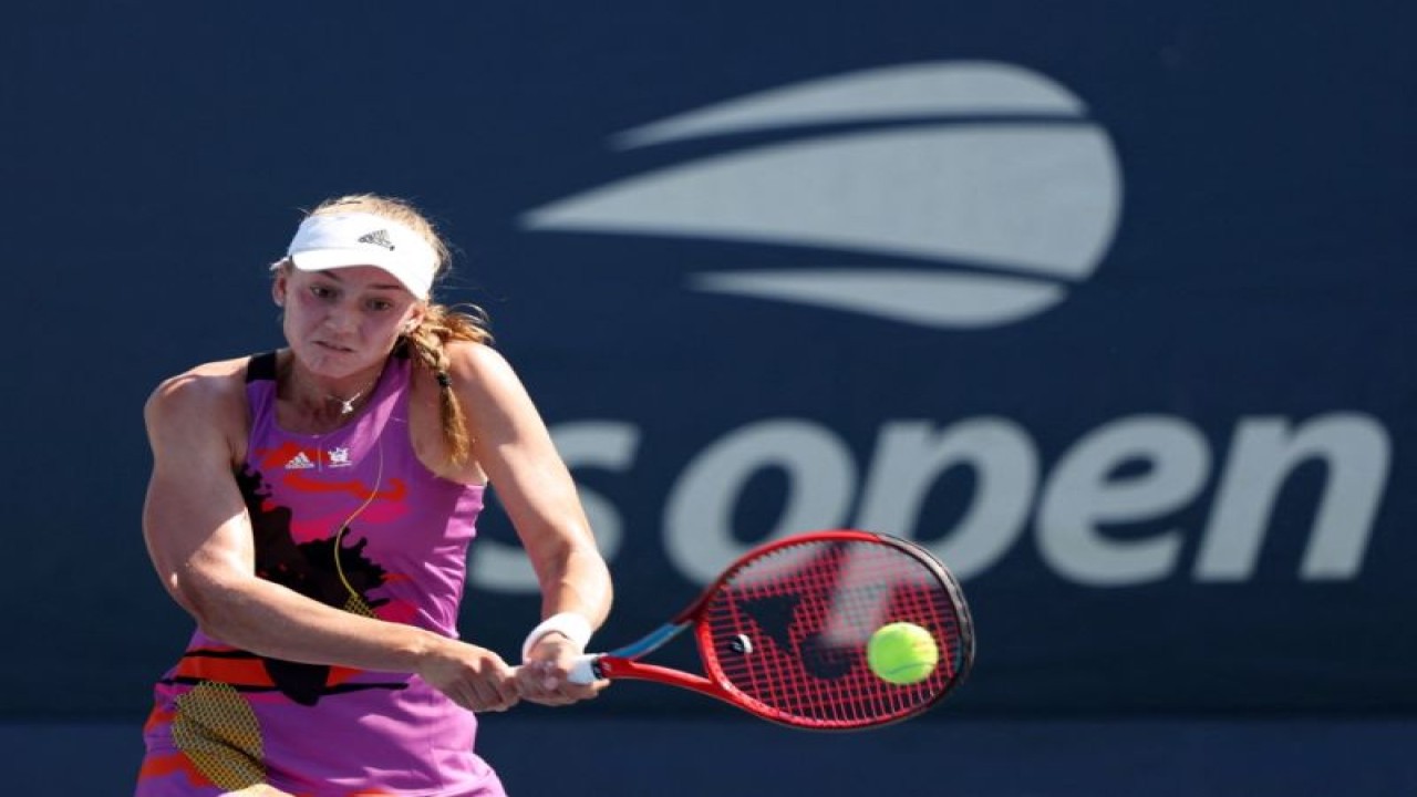 Arsip - Petenis Kazakshtan Elena Rybakina saat menghadapi petenis Prancis Clara Burel dalam US Open 2022 di USTA Billie Jean King National Tennis Center, New York, 30 Agustus 2022. Rybakina mengandaskan Ana Bogdan dalam WTA Portoroz pada 17 September 2022. ANTARA/Getty Images via AFP/JAMIE SQUIRE.