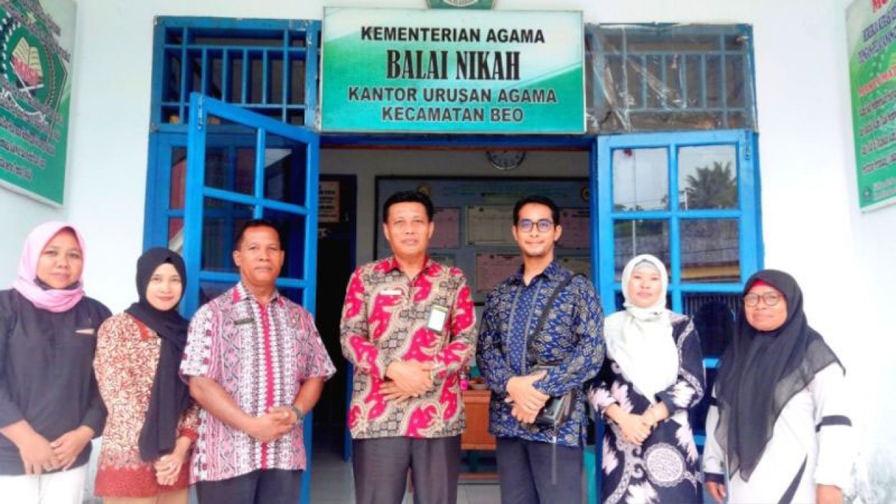 Kepala Kantor Kementerian Agama Kabupaten Kepulauan Talaud Samsudin Pulu melakukan monitoring Kantor Urusan Agama Kecamatan Beo, Kabupaten Kepulauan Talaud, Jumat (13/1/2023). ANTARA/Nancy L. Tigauw