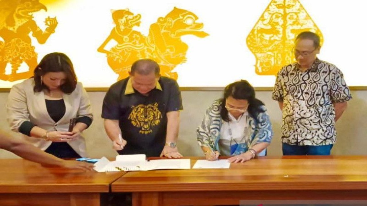 Dalam Penandatanganan tersebut, Bupati Kepulauan Talaud Elly Engelbert Lasut di dampingi anak terkasih Hillary Brigitta Lasut, di Manado, Kamis (19/1/2023). ANTARA/Nancy L Tigauw. (1)