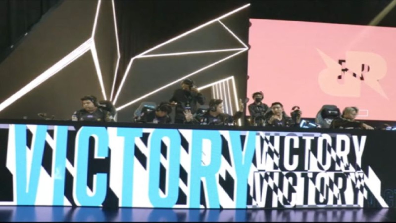 Tangkapan layar - Reaksi kemenangan tim Indonesia RRQ Hoshi usai mengalahkan im MENA (Timur Tengah dan Afrika Utara) Occupy Thrones pada pertandingan hari kedua Grup Stage M4 World Championship di Bali United Studio, Jakarta, Senin (2/1/2023). (ANTARA/youtube/Mobile Legends:Bang-Bang)