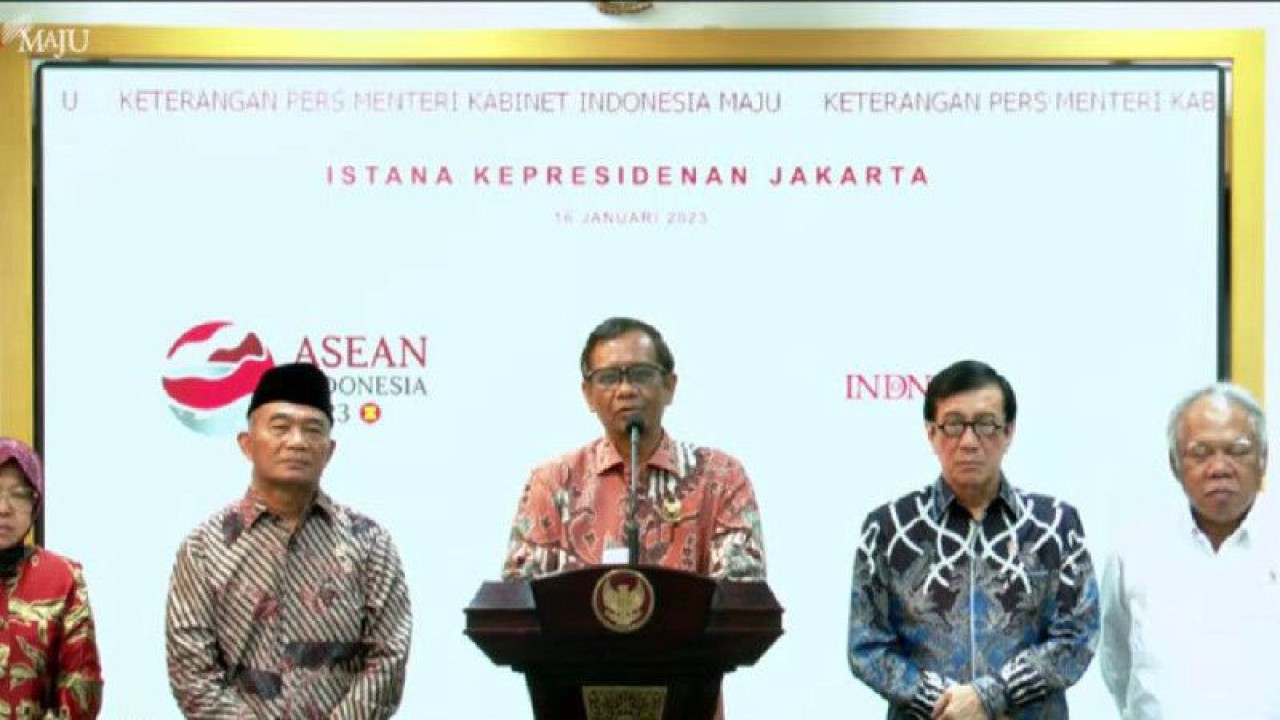 Tangkap layar - Kiri-Kanan Mensos Tri Rismaharini, Menko PMK Muhadjir Effendy, Menkopolhukam Mahfud MD, Menkumham Yasonna H Laoly, dan Menteri PUPR Basuki Hadimuljono menyampaikan keterangan kepada wartawan di Kantor Presiden Jakarta, Senin (16/1/2023). (ANTARA/Desca Lidya Natalia)