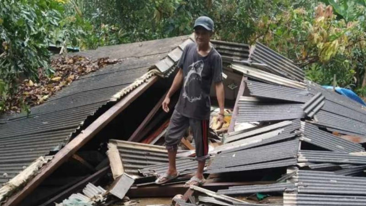 Tangkap layar seseorang berada di atas reruntuhan bangunan rumah warga yang roboh akibat angin kencang di Midai, Natuna, Kepri, Rabu (25/1). (ANTARA/Cherman)