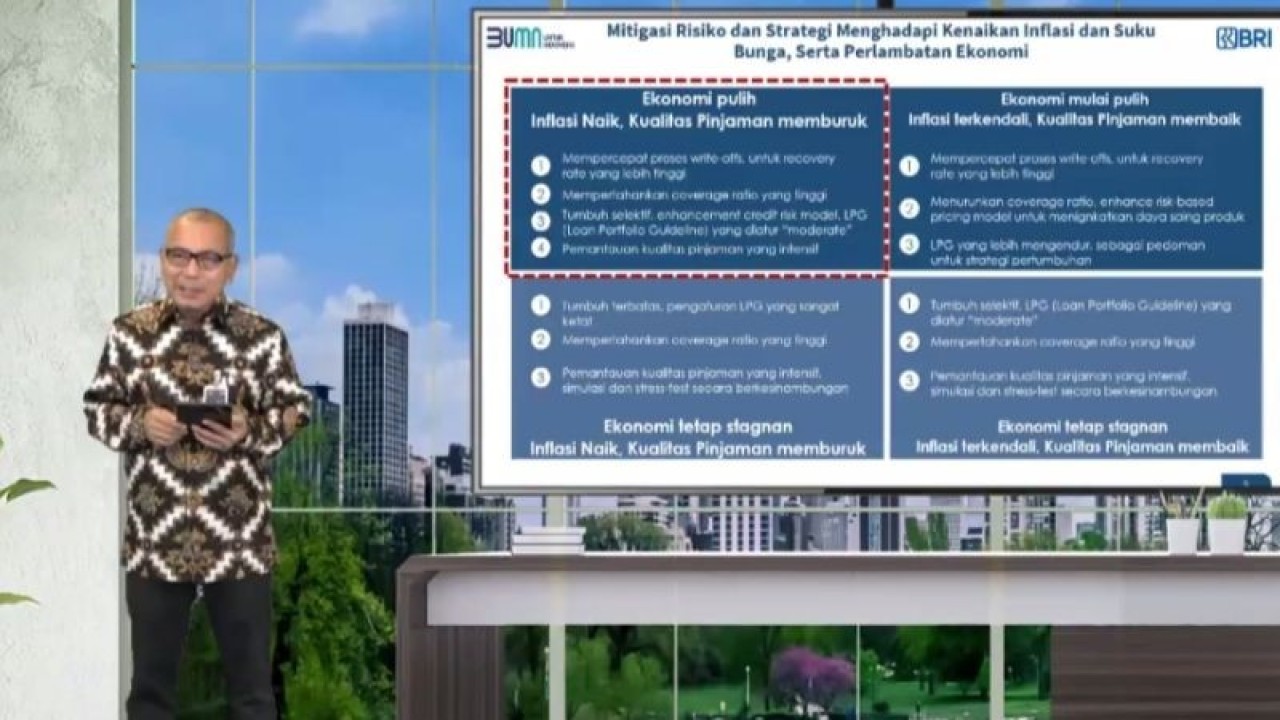 Tangkapan layar Direktur Utama PT Bank Rakyat Indonesia Tbk (BRI) Sunarso dalam webinar, Selasa (17/1/2023). (ANTARA/Sanya Dinda)
