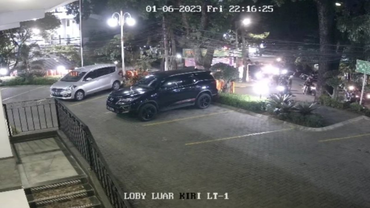 Tangkapan layar kamera pengawas di Unisba, Kota Bandung, Jawa Barat. ANTARA/Instagram/@suaramahasiswadotinfo