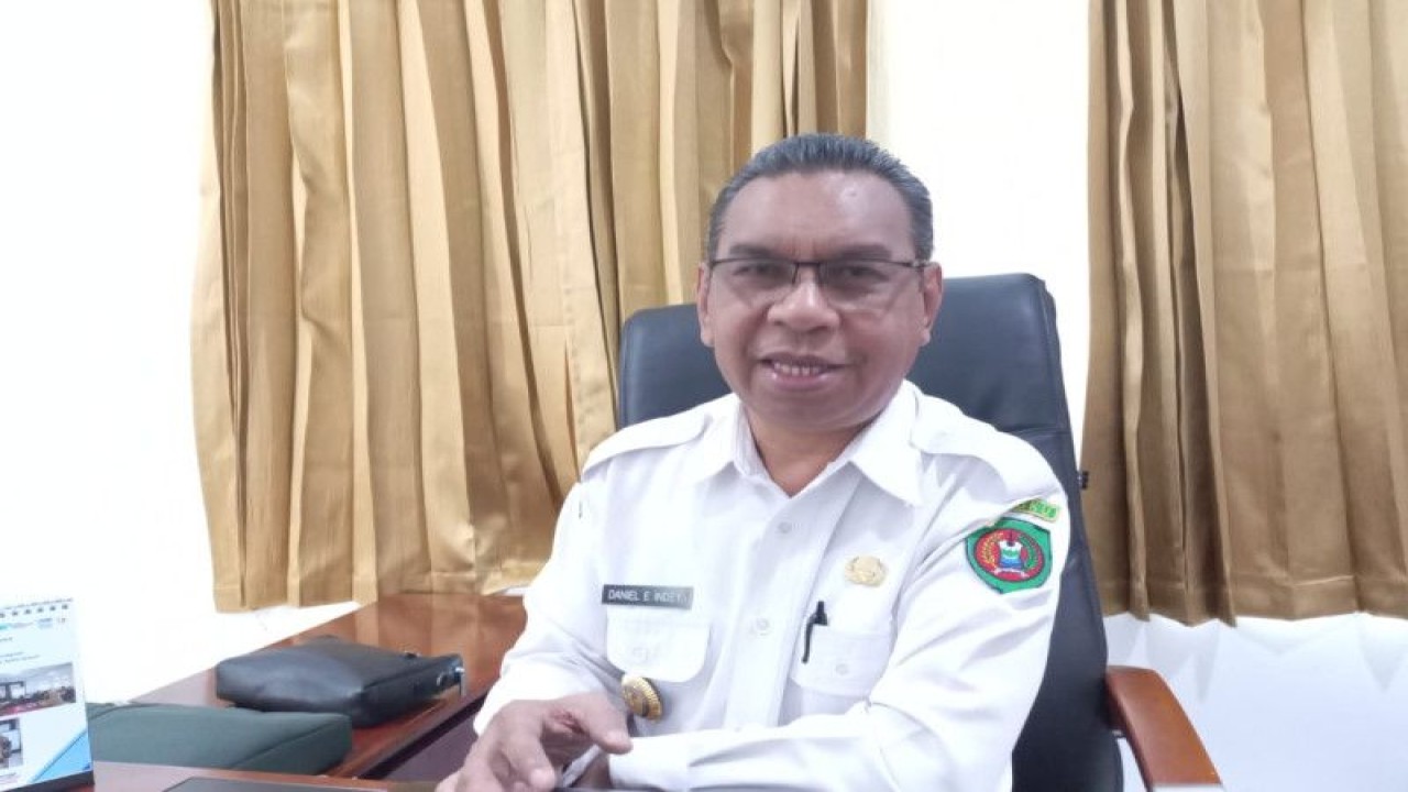 Penjabat Bupati Kepulauan Tanimbar Daniel Indey. ANTARA/Penina F. Mayaut.